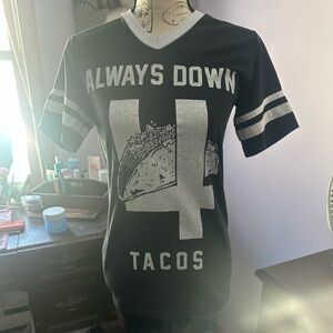 “ Always down 4 Tacos” softball T-shirt 😂😂
Women’s size small